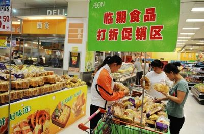万州各超市正打折促销临期食品,买之前一定要擦亮眼睛!